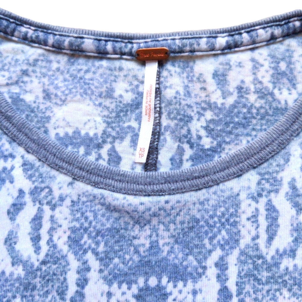 Free People Snake Print Tee-Shirt Size Extra Small - Picture 3 of 4